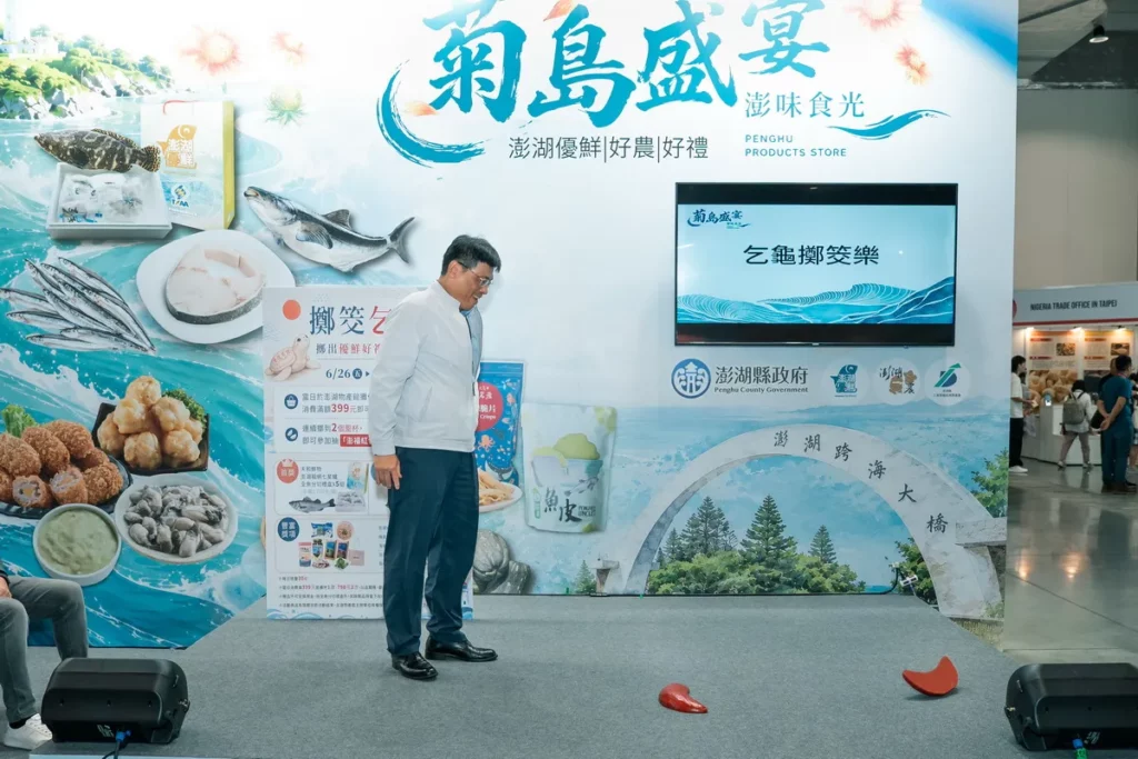 林副縣長一舉擲出象徵吉祥如意的「聖筊」，現場掌聲不斷，也為展館帶來滿滿好兆頭。