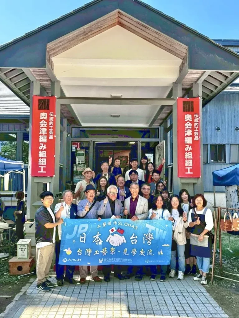 故鄉會津工人祭期間，工藝中心陳殿禮主任（第一排右四）與新竹柿染、花蓮香蕉絲纖維、苑裡藺草編織及台中太平藍染等臺灣社區工藝代表，和三島町二瓶俊浩議長（第一排左三）、矢澤源成町長（第一排左四）於開幕會場合影。（圖/工藝中心提供）