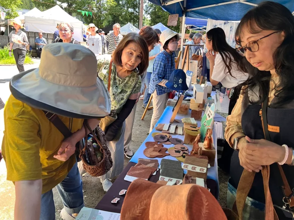 故鄉會津工人祭共設151個展攤，臺灣為唯一海外參展單位；工藝中心集結四個社區聚落共同展示臺灣地方工藝文化。（圖/工藝中心提供）