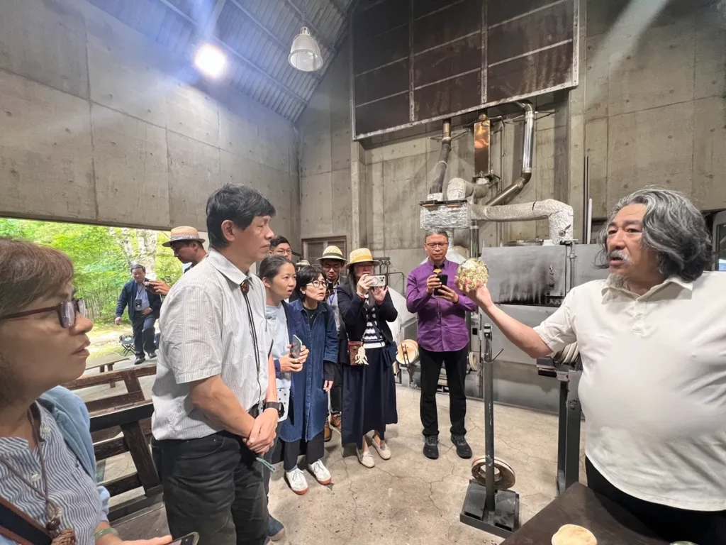 仙台海馬玻璃工房村山耕二大師向臺灣交流團介紹玻璃工藝製程，並分享運用在地之砂石與礦物進行材料實驗及創作的經驗，實現環境永續工藝之推展。（圖/工藝中心提供）