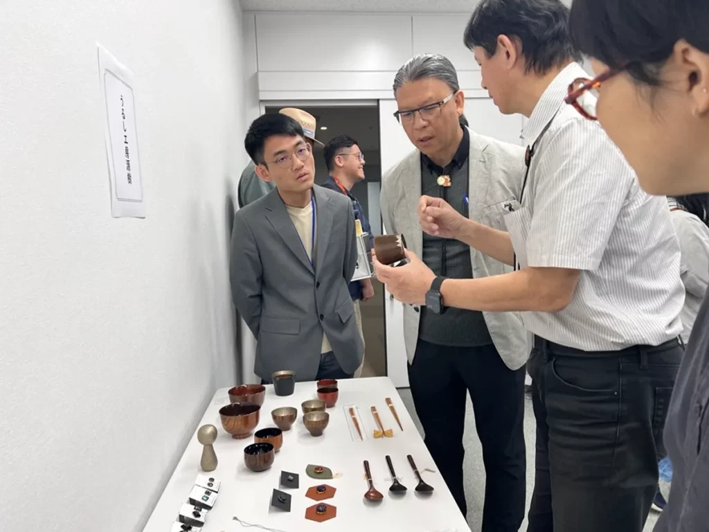 臺灣社區工藝團隊與仙台及宮城地區工藝單位、職人代表齊聚仙台市產業振興事業團，分享地方工藝推動經驗並交流未來合作方向。畫面為日本仙台工藝展示交流。（圖/工藝中心提供）