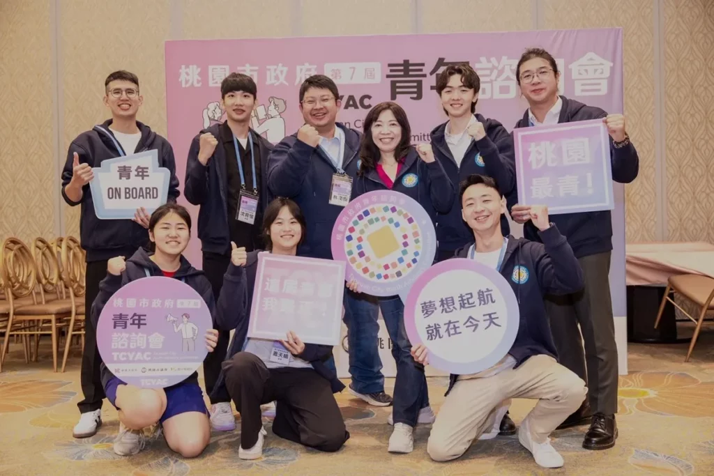 中山醫大醫管系學生鍾靖亭（後排右二）結合醫管專業投入青年公共事務，與各領域青年交流城市發展及公共議題。（圖/中山醫大提供）