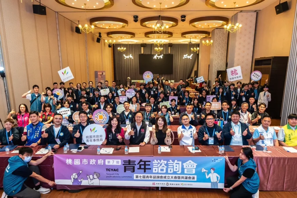 桃園市政府第7屆青年諮詢委員成立大會，市長張善政與青年諮詢委員合影。（圖/中山醫大提供）