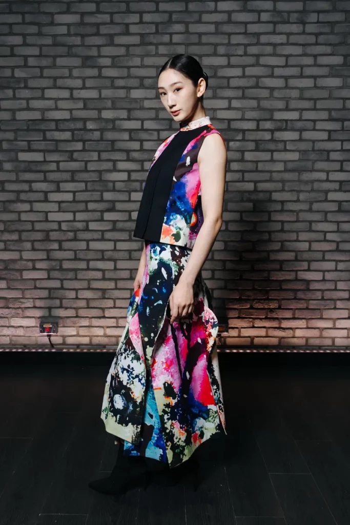 潘怡良為客家時尚獎設計的服裝使用客家花布之高彩對比令人驚艷