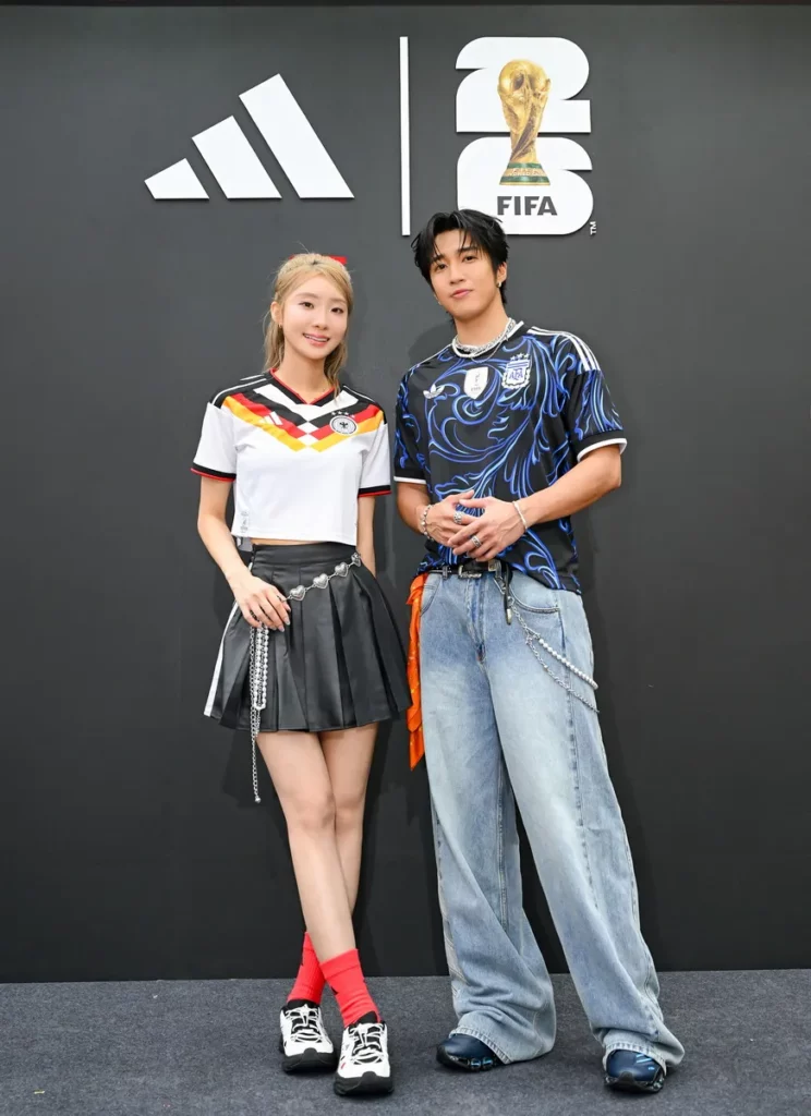 婁峻碩、陳華瘋世足！驚喜現身「adidas 2026 FIFA世界盃足球街區」演繹世足最潮造型，親授Blokecore穿搭小心機。