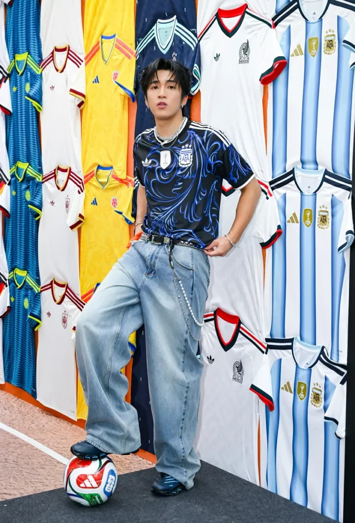 潮流歌手婁峻碩穿adidas 阿根廷客場球衣，展示今夏最夯Blokecore復古球衣混搭公式。
