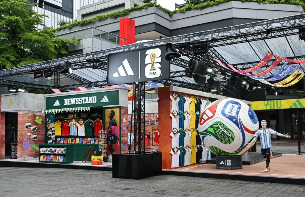 「adidas 2026 FIFA世界盃足球街區」盛大登場,即日起至7月2日在台北香堤大道廣場，引領球迷沉浸世足文化核心。