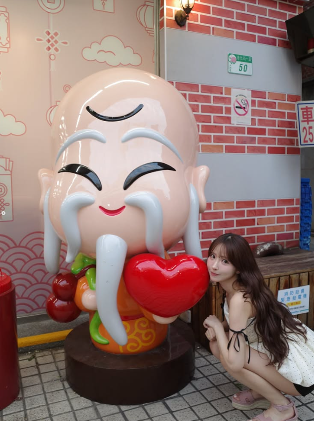 三上悠亞悠閒逛大稻埕。（圖／翻攝三上悠亞IG）