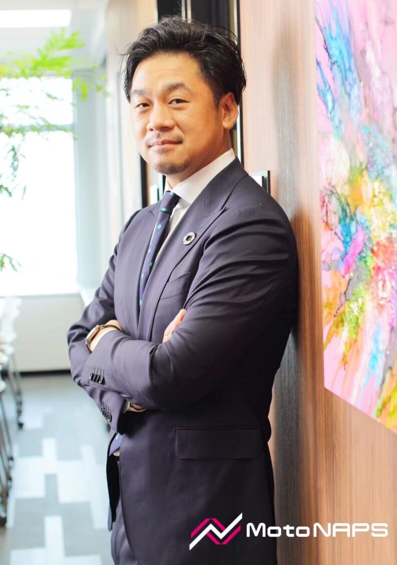  台灣納普司（MotoNAPS）由日本納普司社長望月真裕領軍，持續深耕台灣市場，推動一站式二輪用品、安全裝備與專業維修服務，迎接品牌十週年重要里程碑。（圖／台灣納普司提供）