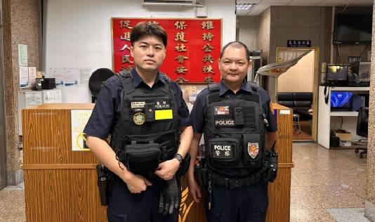 大同分局民生西路派出所所長周煌彬(左)、警員江仲達(右)。（圖／記者 戴昱弘翻攝）