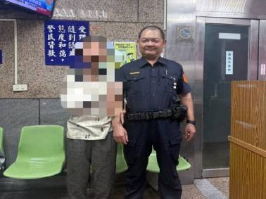 處理員警與婦人合影。（圖／記者 戴昱弘翻攝）