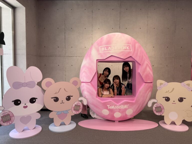 日本新生代女子偶像團體「SORRY.IDOL（すみません。）」日前被直擊低調現身台北展覽現場。(圖/株式会社PLUG 提供)