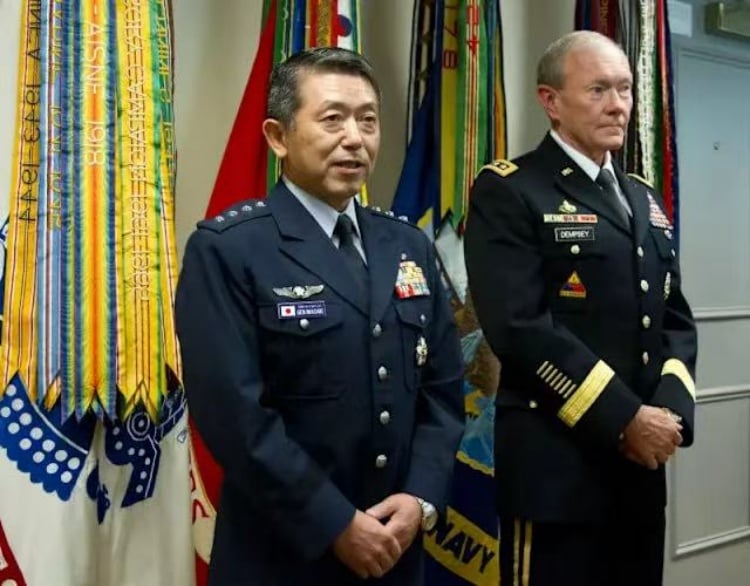 ▲遭中國制裁的日本自衛隊前統合幕僚長岩崎茂（左）。