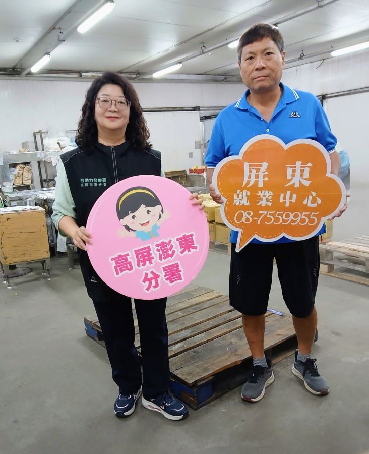 ▲就業服務員持續關懷陪伴，與黃先生合影見證成功媒合與穩定就業的歷程。