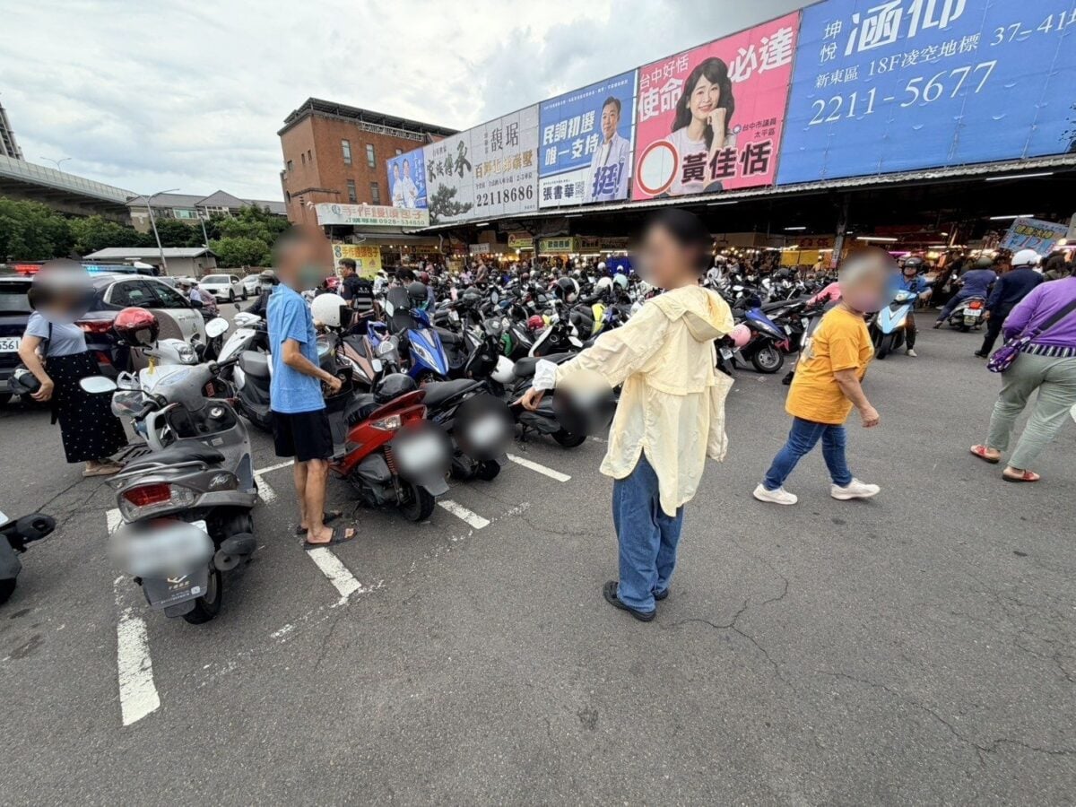 ▲熱心民眾代替找車找到疲累不堪的老翁指出停車位置。