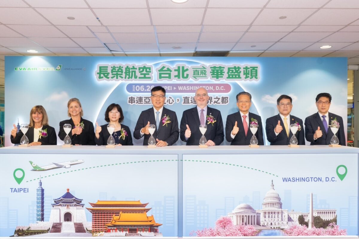 ▲長榮航空今(26)日開闢美國首府華盛頓新航點，寫下台灣首度直飛美國首都圈的歷史新篇章，長榮航空林寶水董事長(左四)與美國在台協會（AIT）谷立言處長(右四)、民航局何淑萍局長(左三)、長榮航空孫嘉明總經理(右三)、桃園機場公司楊偉甫董事長(右二)、長榮航空廖至維首席副總經理(右一)，以及特別從華盛頓遠道而來的華盛頓機場管理局Ms. Chryssa Westerlund執行副總兼首席營收長(左二)及華盛頓特區旅遊局Mrs. Theresa Belpulsi資深副總(左一)共同主持首航儀式，與現場的貴賓及首航旅客共同見證這歷史性的一刻。