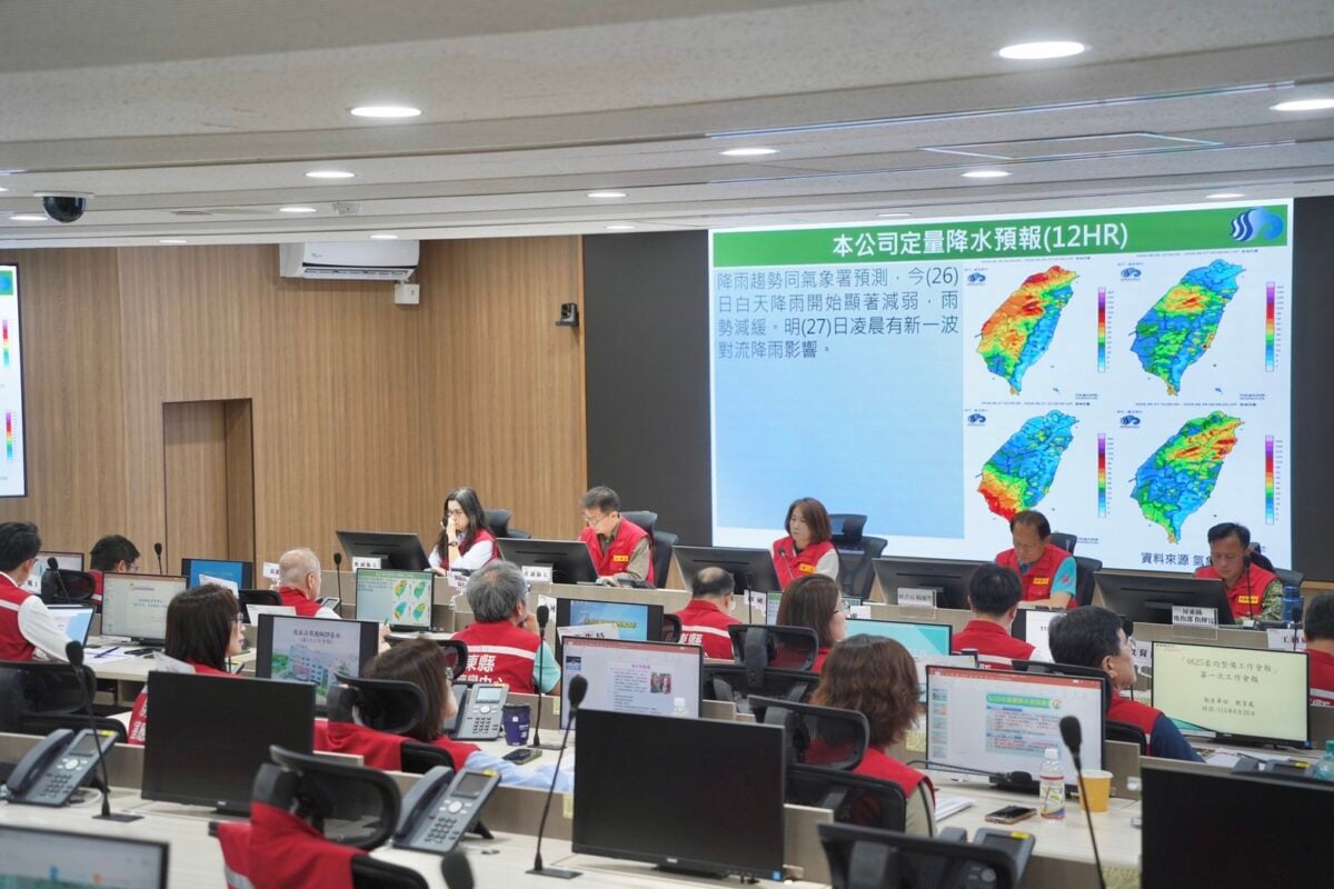 ▲屏東縣災害應變中心25日晚間提升一級開設，今(26)日上午召開第一次工作會報，周縣長指示救災、減災以及後續復原工作同步並進。