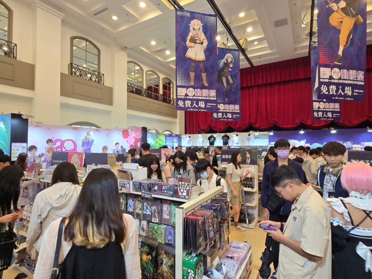 ▲中友百貨動漫祭即日起至7/13登場，首日即吸引滿滿人潮。（記者廖美雅拍攝）