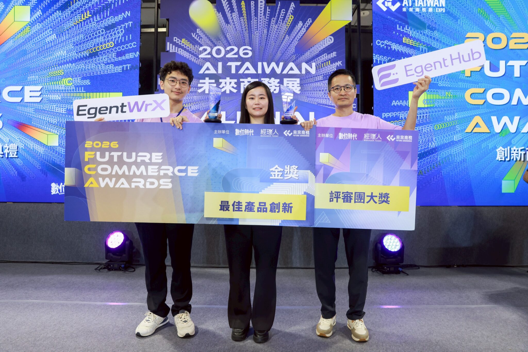 智慧方案以「企業 AI Agent 平台 EgentHub 」一舉奪得最佳產品創新金獎與跨類別的評審團大獎。左起為智慧方案 AI 應用規劃師方聖叡、智慧方案營運長陳旻筠、智慧方案執行長陳慶蔚。