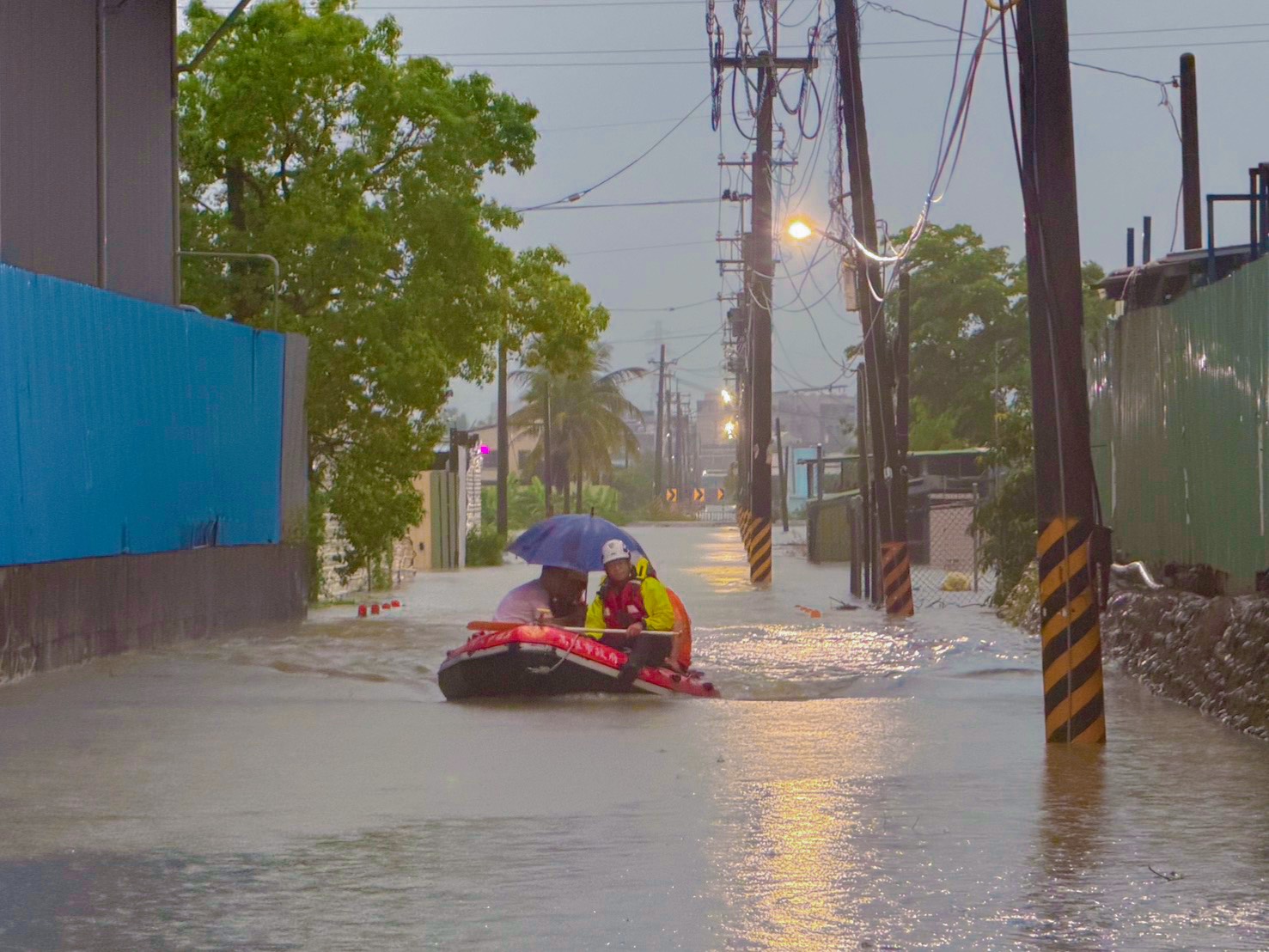 豪雨狂炸高雄市郊！全市緊急停班停課 警消涉水乘橡皮艇 驚險救出「6人一犬」