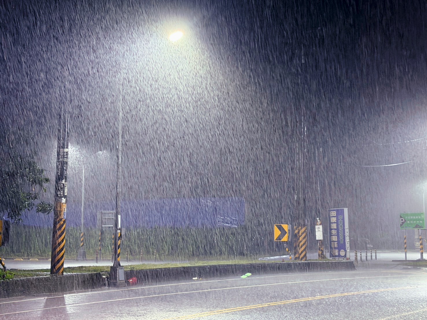豪雨狂炸高雄市郊！全市緊急停班停課 警消涉水乘橡皮艇 驚險救出「6人一犬」 - https://www.watchmedia01.com