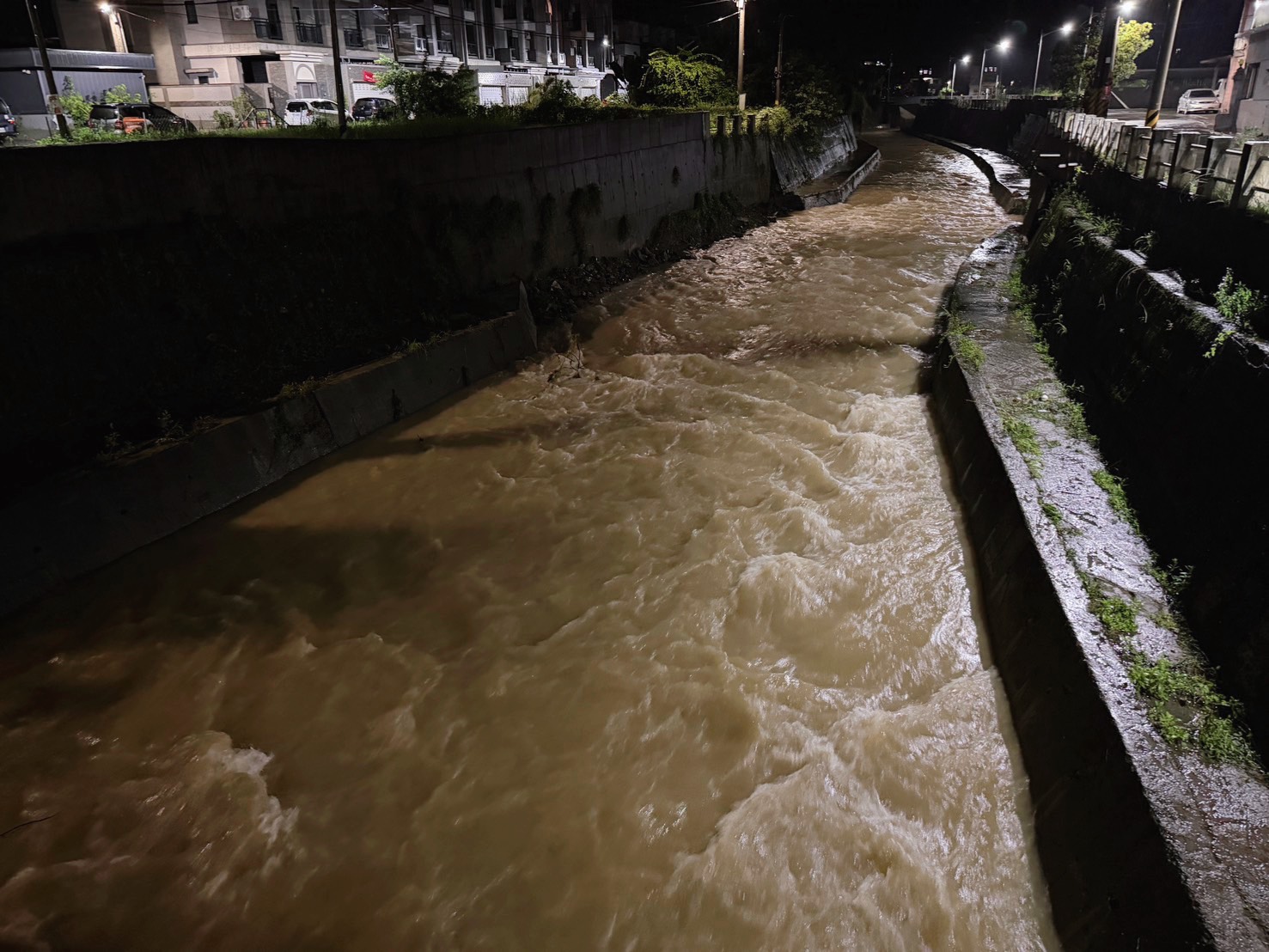 豪雨狂炸高雄市郊！全市緊急停班停課 警消涉水乘橡皮艇 驚險救出「6人一犬」 - https://www.watchmedia01.com