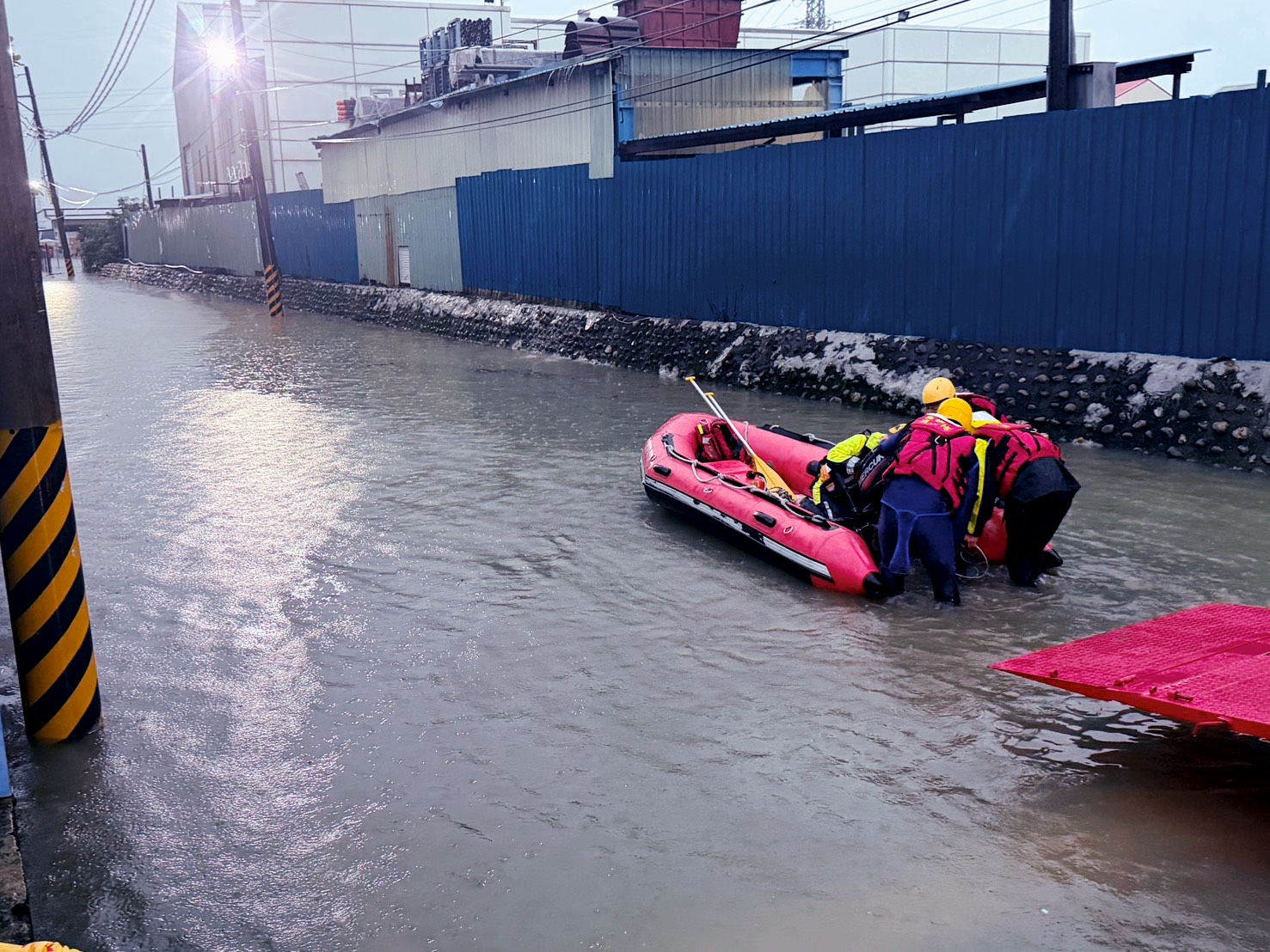 豪雨狂炸高雄市郊！全市緊急停班停課 警消涉水乘橡皮艇 驚險救出「6人一犬」 - https://www.watchmedia01.com