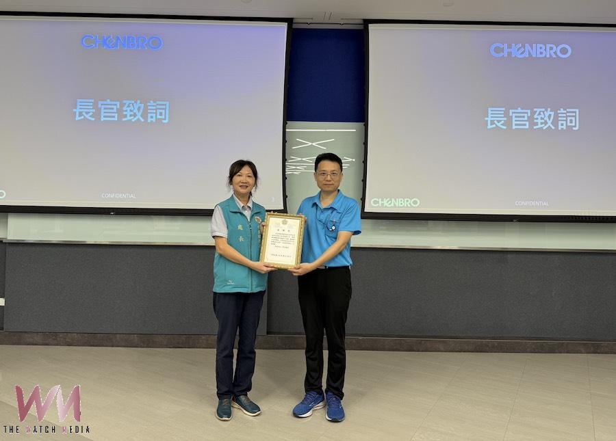 許淑菁處長（左）感謝勤誠興業公司。（圖/嘉義榮服處提供）