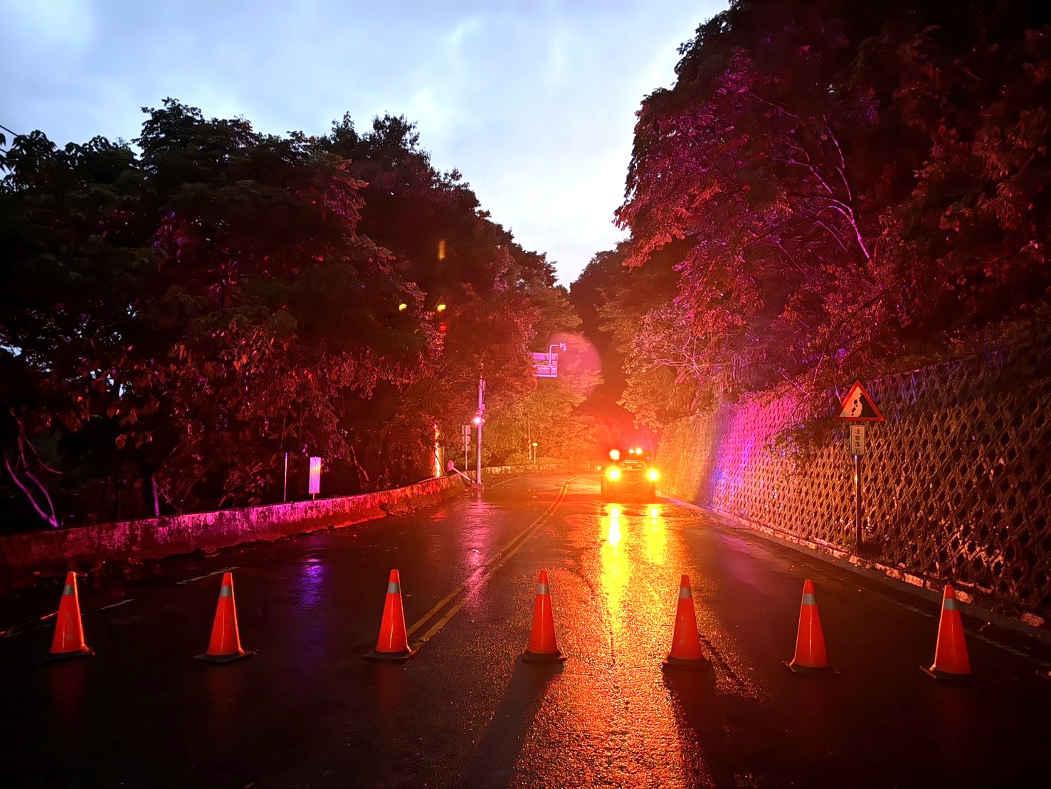 仁愛鄉台14線往廬山部落雲龍橋附近落石及山壁崩落目前封閉