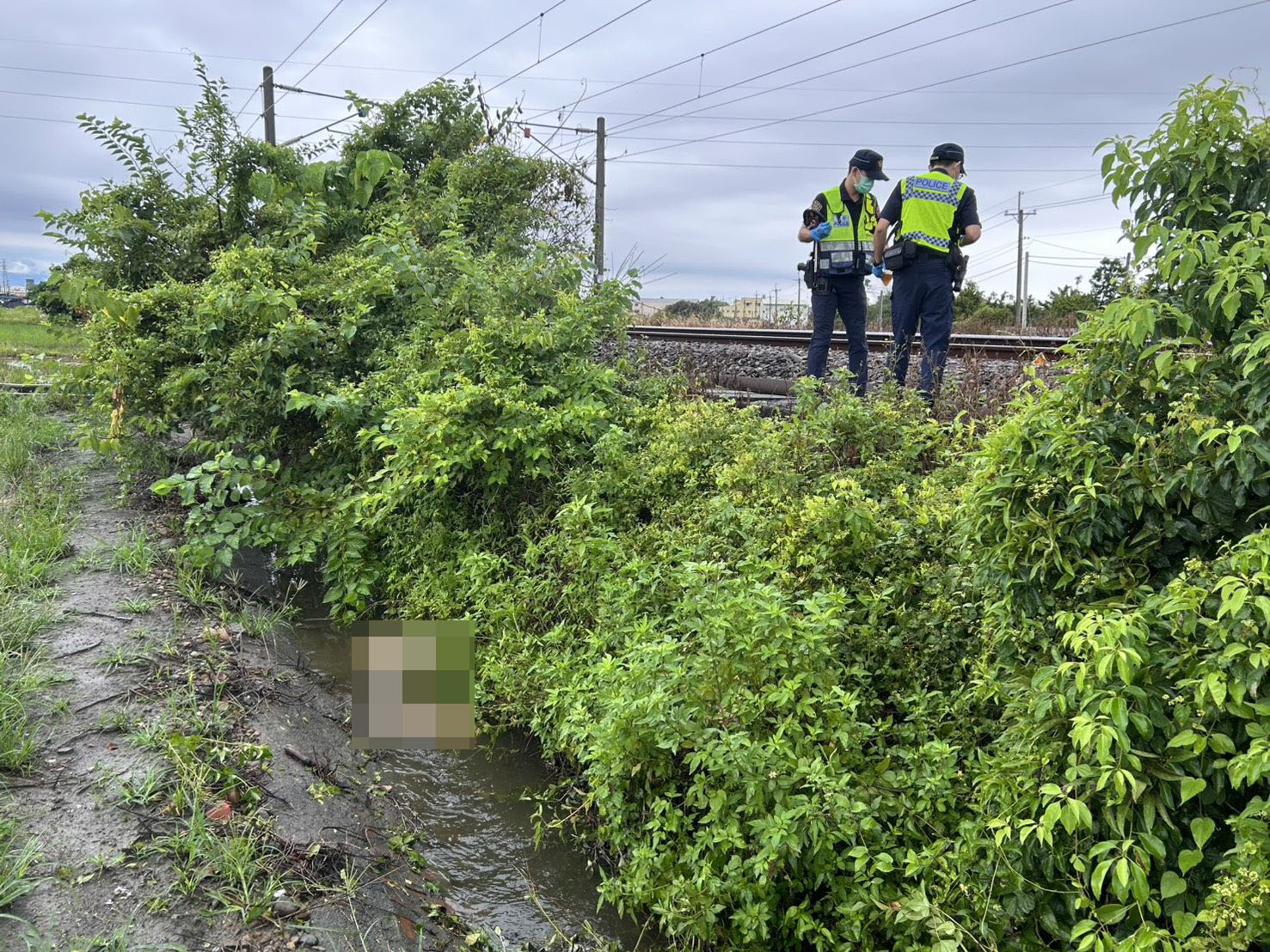 站鐵道旁拍照？60歲男遭區間車迎面撞飛亡 - https://www.watchmedia01.com
