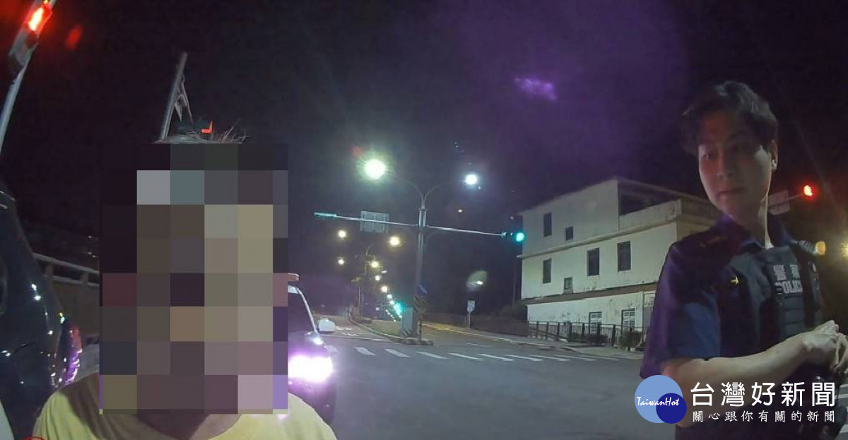大雨將至老翁夜間散步迷途,，大崙警執行防飆勤務及時協助返家。