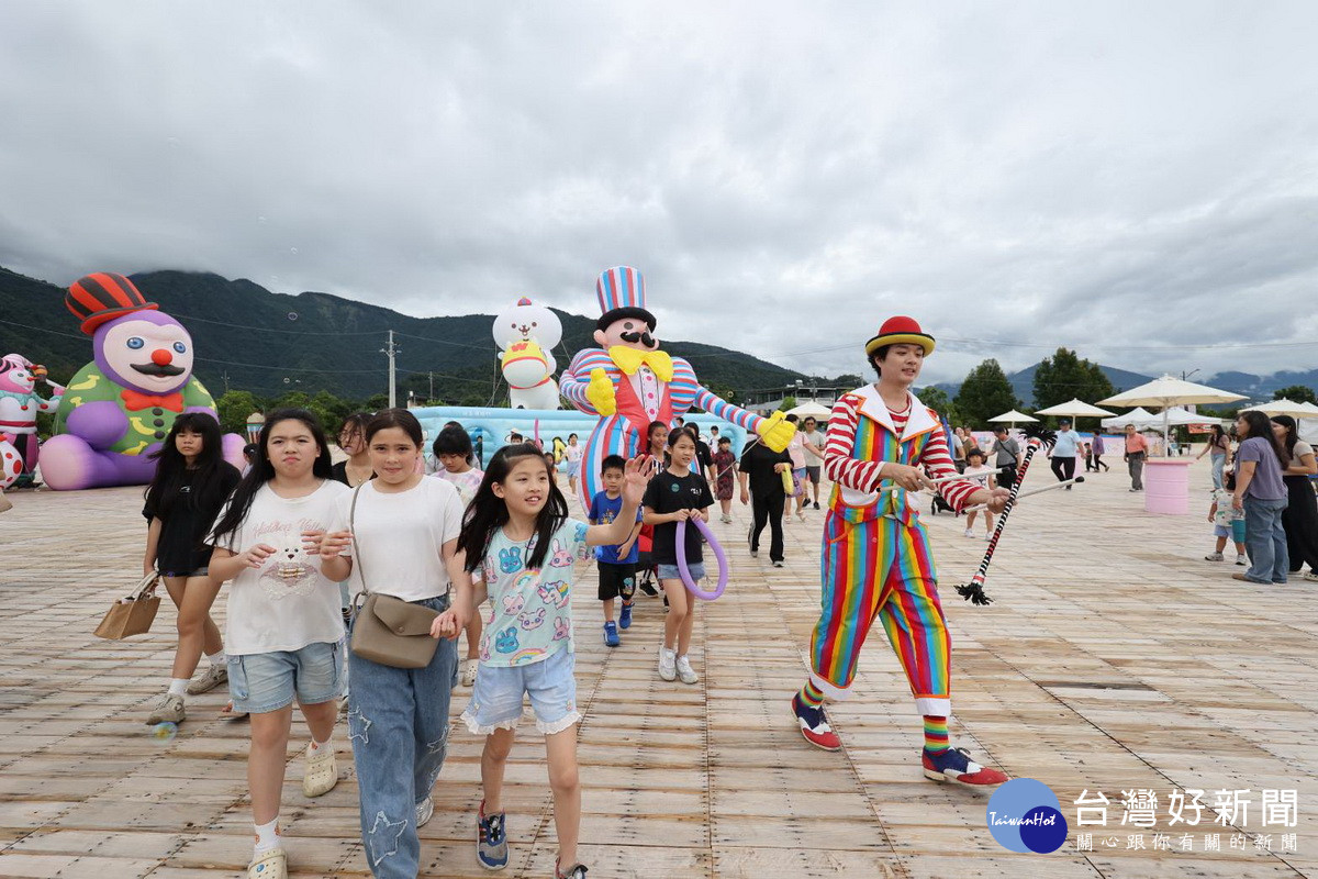 表演團隊小丑等與民眾一同踩街高潮不斷。（南投縣府提供) 
