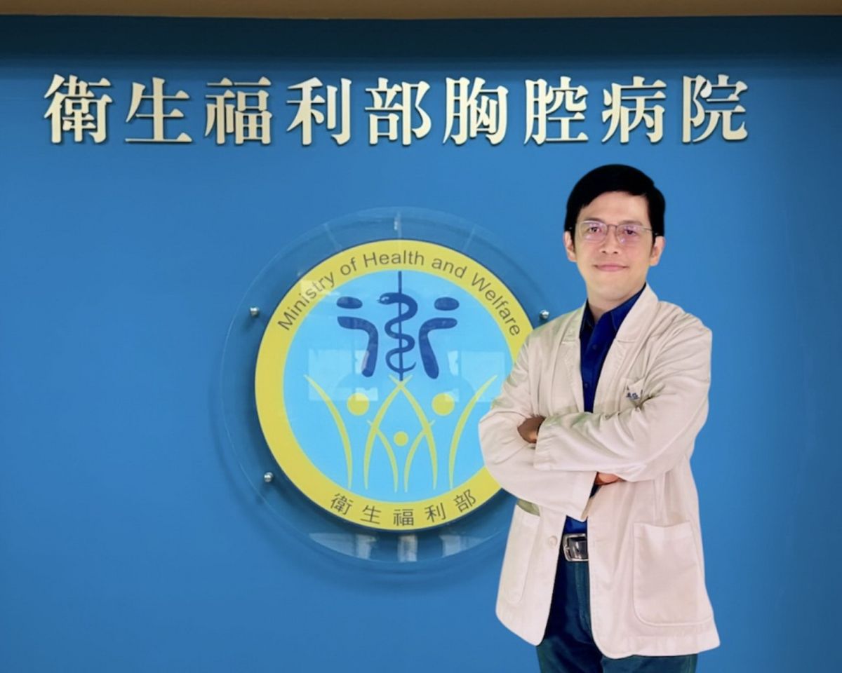 圖/衛生福利部胸腔病院副院長張自強提醒民眾,在寒流中透過「大掃除賦能」、「友善拜年」與「防走失守護」「暖心過年三部曲,」讓家中長輩安心迎接新年。(張自強提供)