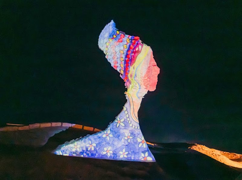 《今年夏季 女王有約》夜間光影  迎接嘉賓