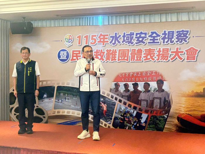 《圖說》115年水域安全視察暨民間救難團體表揚大會市長致詞，宣示官民攜手守護市民戲水安全，左為消防局長陳崇岳。〈消防局提供〉