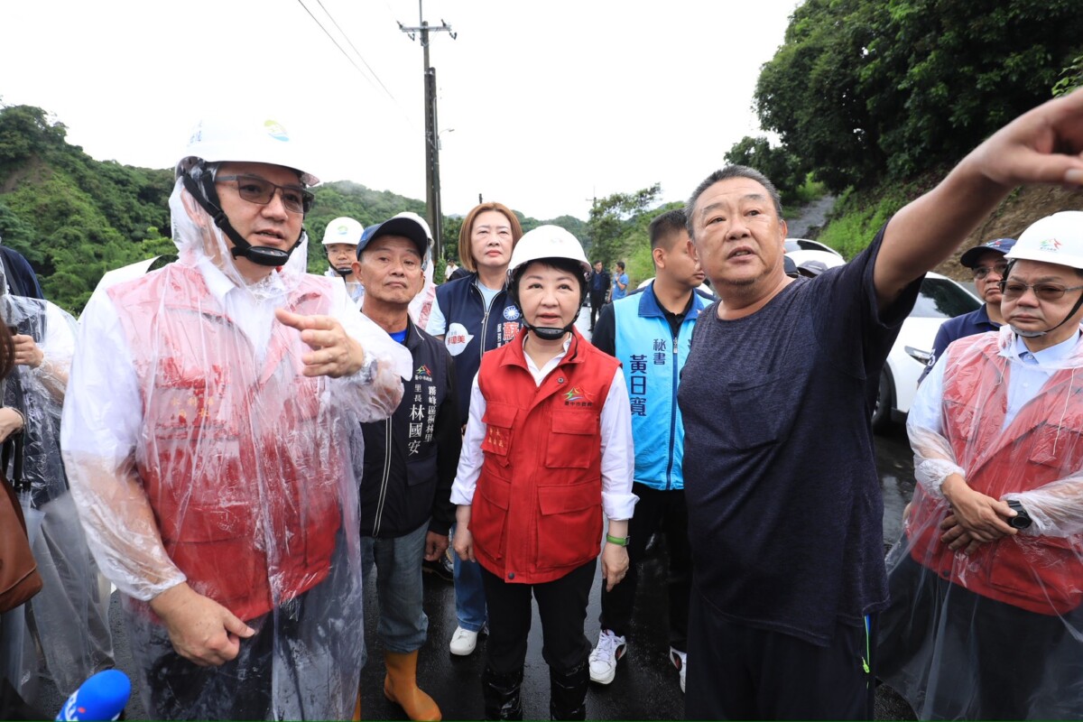 ▲霧峰暗坑巷復建完工提升防災韌性，盧秀燕視察籲防汛警戒不鬆懈。(圖/中市府提供)