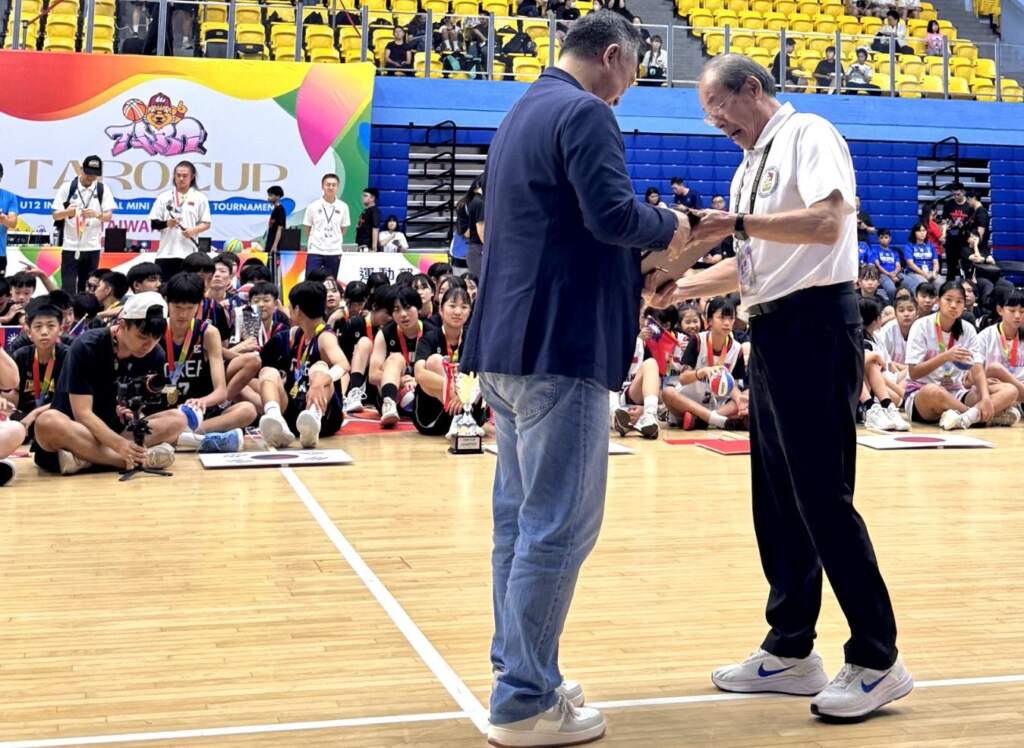 中華民國少年籃協完成傳承，陳正玄理事長(左)交棒給陳傳仁(右)。