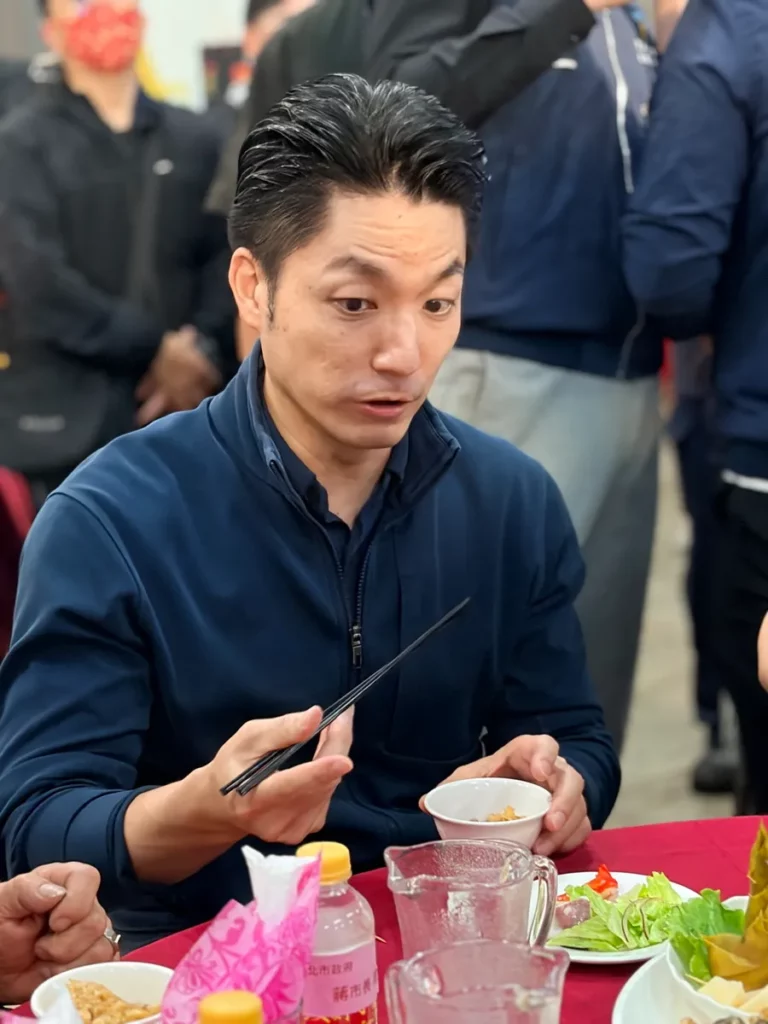 台北市長蔣萬安驚豔於木柵綠竹筍的美味。木柵區農會提供