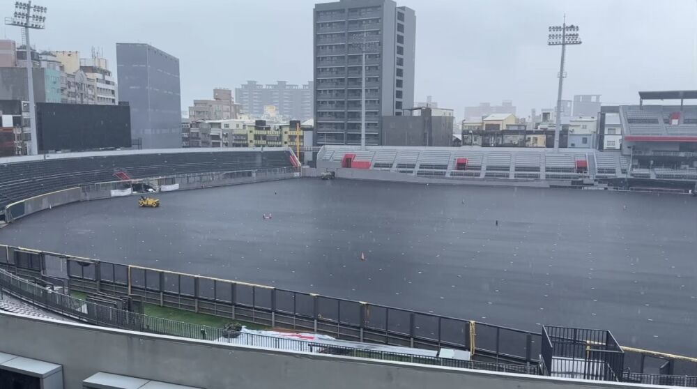 豪雨考驗過關！新竹棒球場改善見成效　網友讚：沒有積水了 149