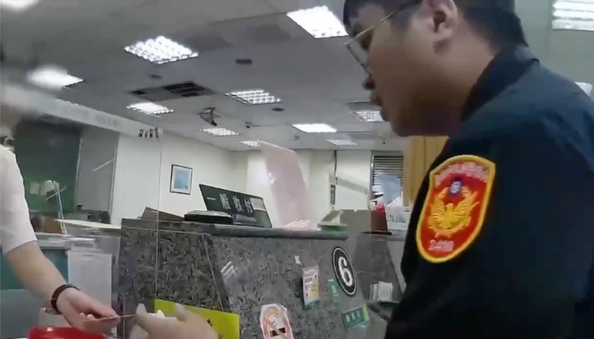 西園路派出所日前接獲轄區銀行來電通報，有男子疑似遭詐騙欲進行匯款后，員警抵達現場了解。（圖／記者 趙靜姸翻攝）