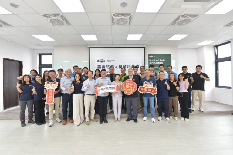 嘉吉防疫大樓啟用典禮圓滿成功，全體人員進行大合照。（圖／嘉吉公司 提供）