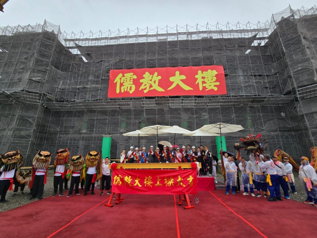 ▲彰化二林廣懿宮斥資十億興建儒教大樓與萬壽佛邸舉行上樑典禮。（記者廖美雅拍攝）