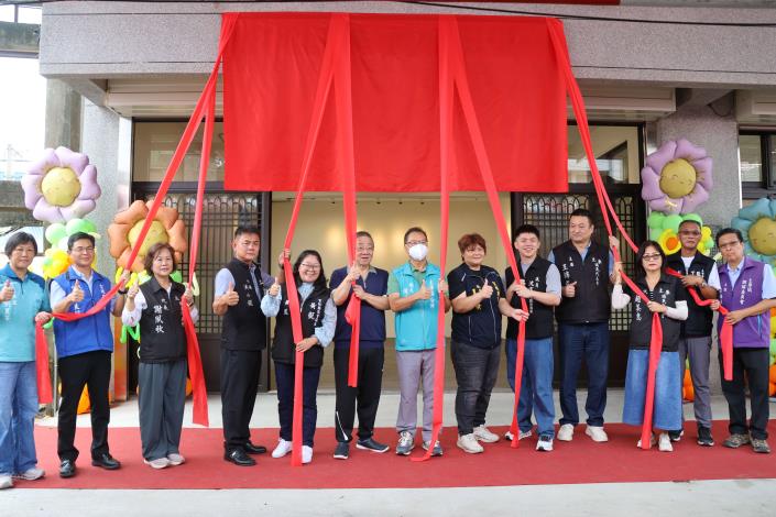 ▲土庫宮北里集會所揭牌啟用，提供里民青銀共融、交流學習場域。(記者劉峻文攝)