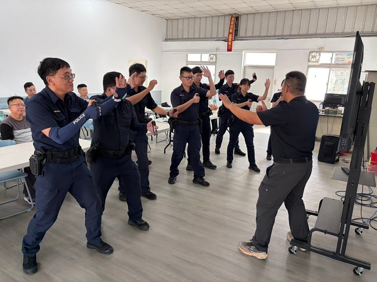 ▲強化毒駕攔檢執勤安全，斗六警結合常年訓練辦理毒駕攔檢執勤安全訓練。(記者劉峻文攝)