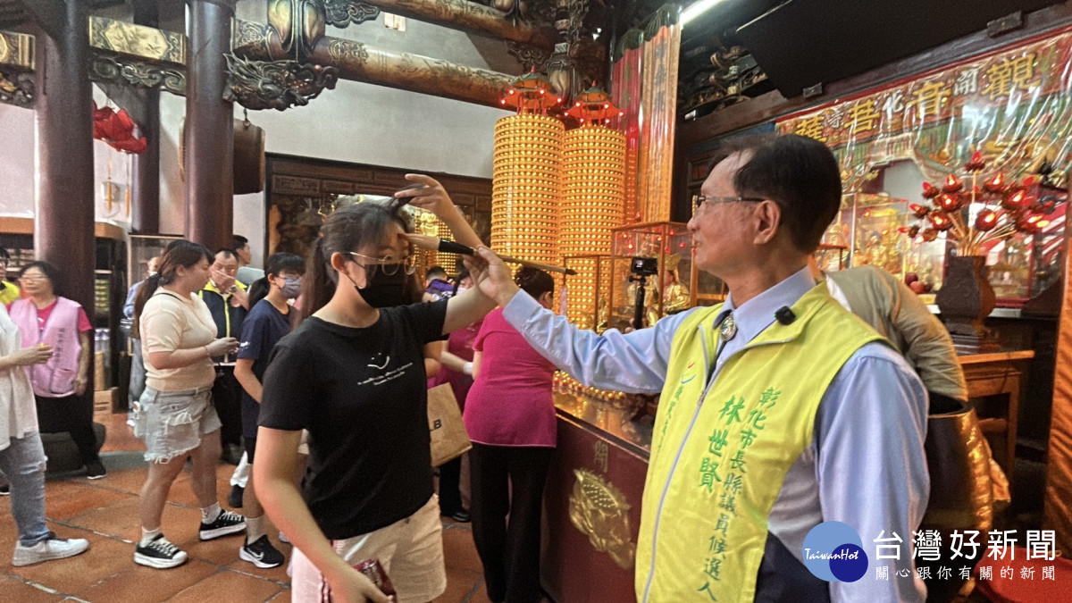 開化寺「臨試抱佛腳」祈福登場,60名考生抱佛腳迎戰考季。圖/彰化市公所提供