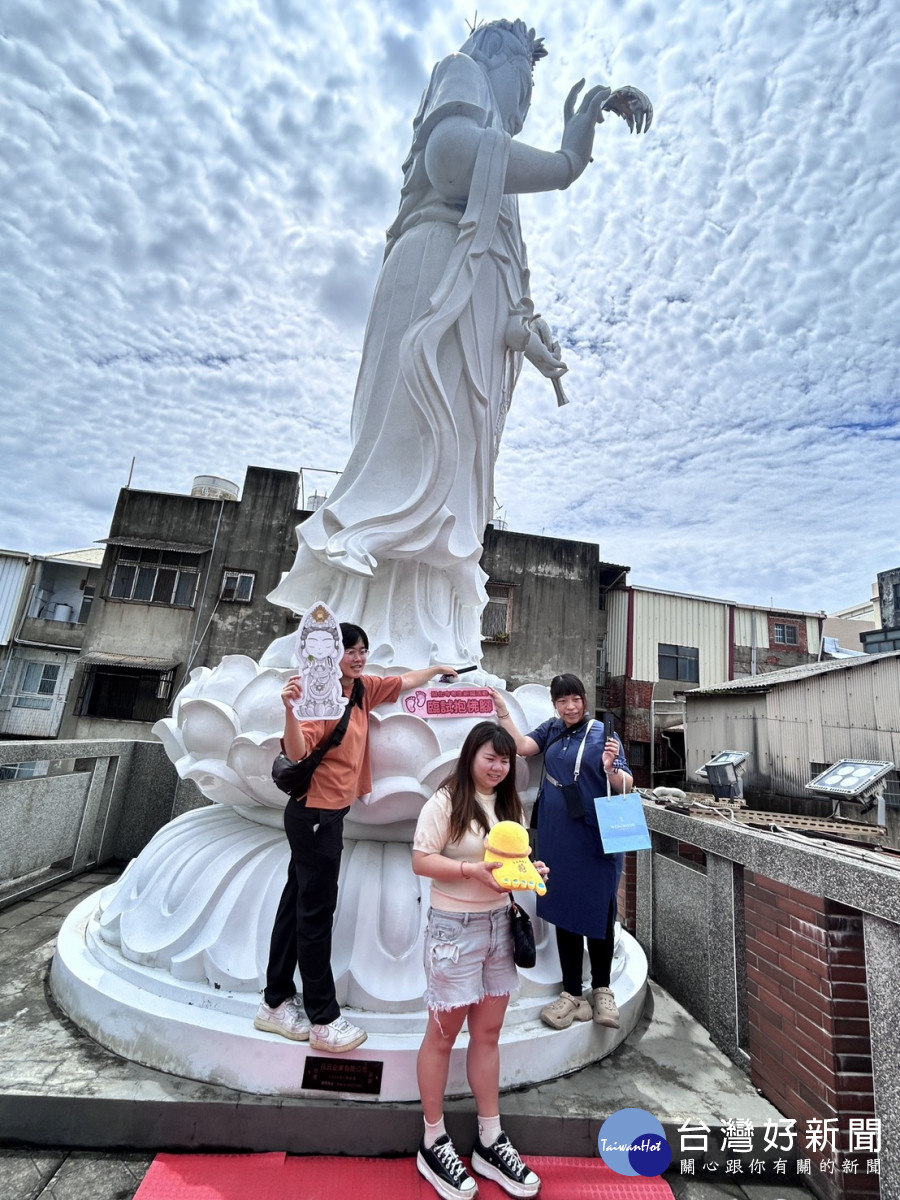 開化寺「臨試抱佛腳」祈福登場,60名考生抱佛腳迎戰考季。圖/彰化市公所提供