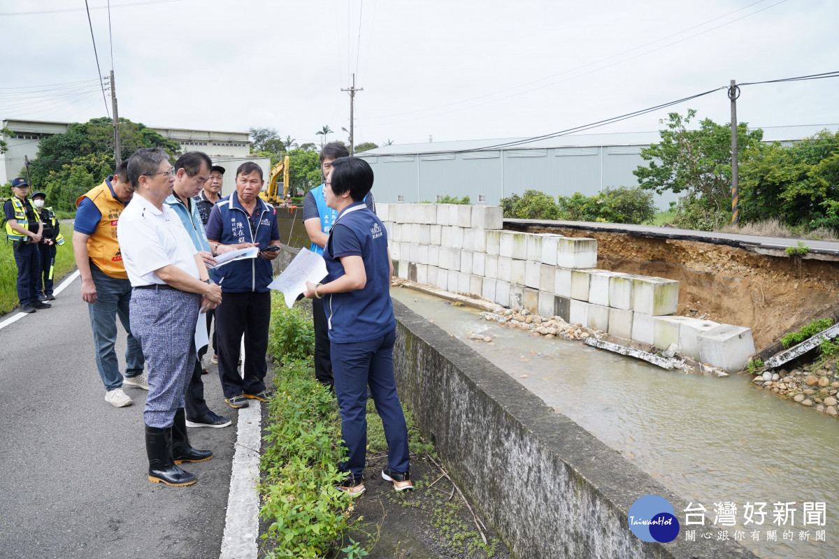 楊文科會同湖口鄉長吳淑君視察波羅汶溪護岸崩塌。