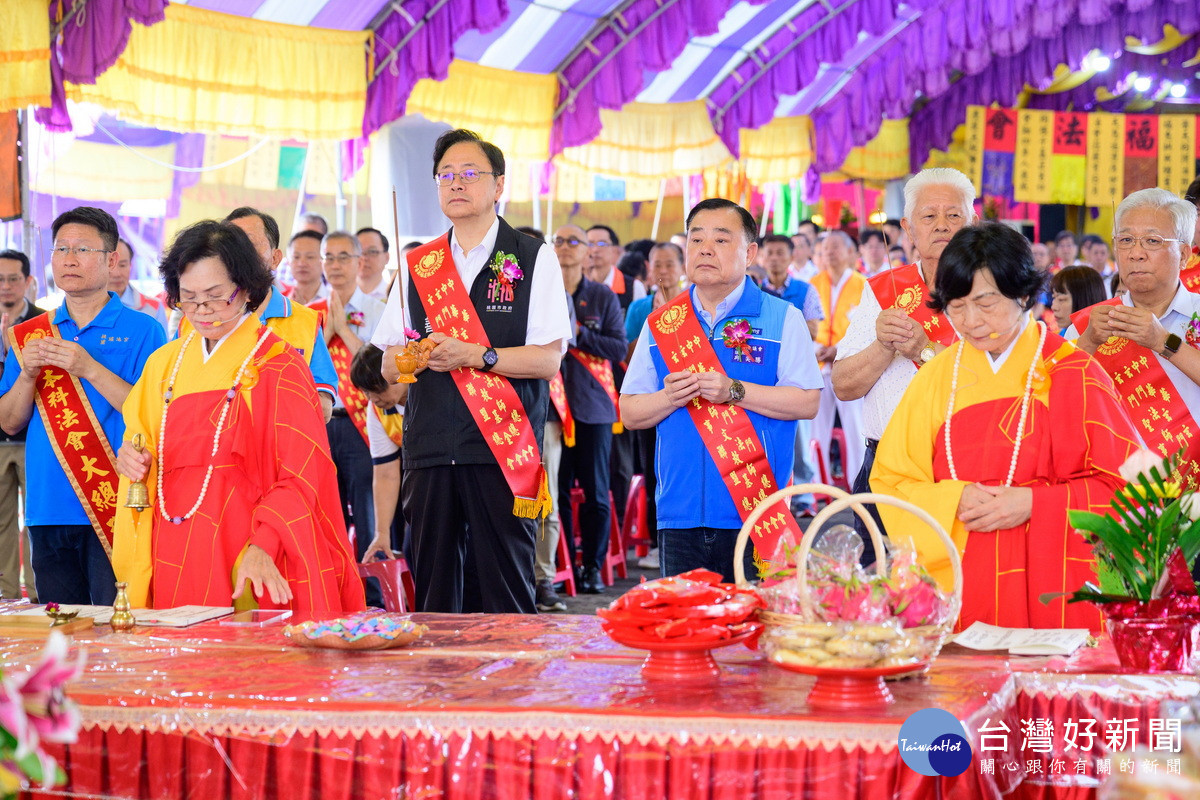 桃園市長張善政出席「中華玄門總會桃園祈安錫福法會齋天祈福科儀」祈願桃園平安順遂。<br /><br />