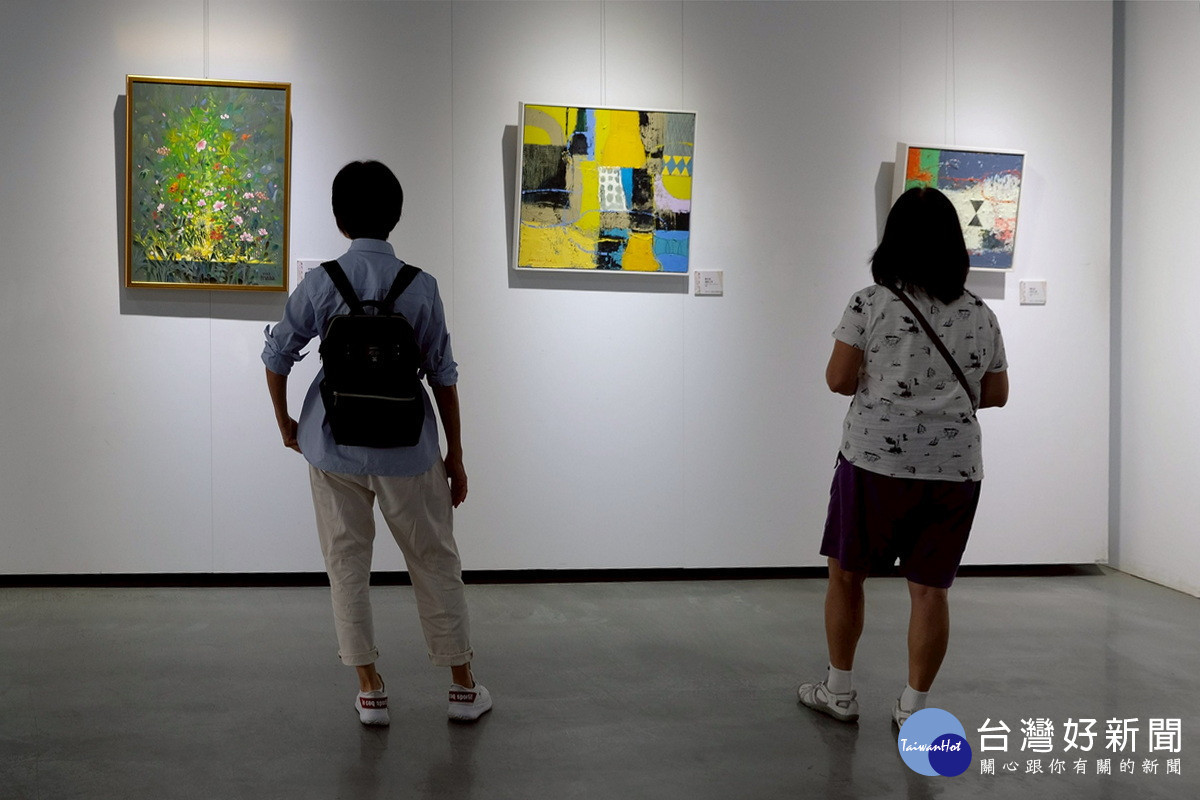 民眾參觀台灣EZ Art協會「東方.光.希望─台灣東方美學大展」。<br /><br />