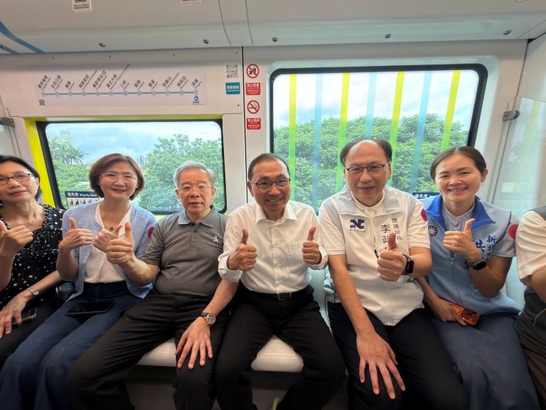 藝術開進捷運! 三鶯線主題彩繪列車開箱 40 《圖說》彩繪主題列車開箱,右二捷運局長李政安。〈捷運局提供〉